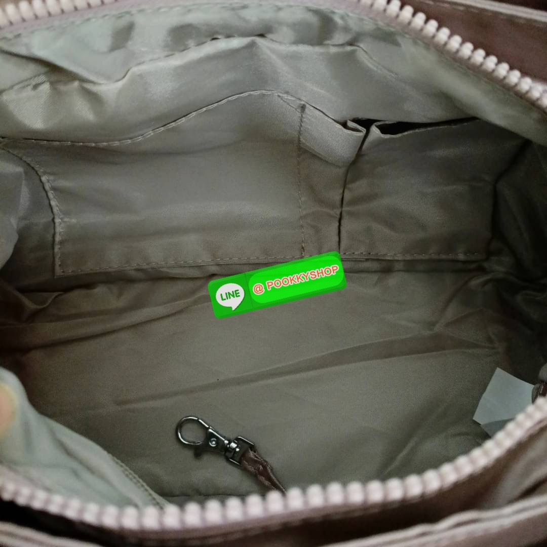 Kipling Damen Orelie Henkeltasche handbag กระเป๋าถือหรือสะพาย ขนาดกลาง วัสดุ Nylon 100% หูถือสูง 7 นิ้ว สายสะพายยาว 126ซม. มีช่องแยกใช้งานหลายช่อง ประกอบด้วย -ด้านหน้า ช่องซิปลึกถึงฐานกระเป๋า -ด้านหลัง ช่องซิปลึกถึงฐานกระเป๋า -ช่องใช้งานหลักด้านใน 3 ช่อง