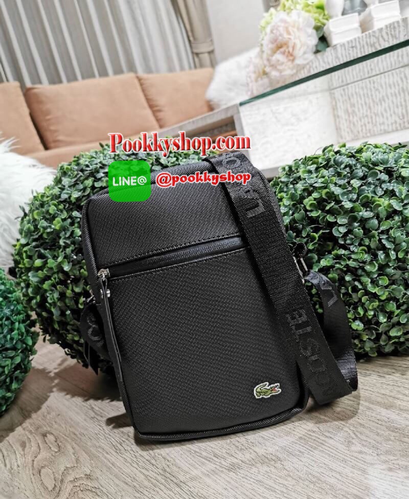 ห้ามพลาด‼️ NEW ARRIVAL! SAFFIANO SHOULDER BAG รุ่นใหม่ล่าสุดจาก Factory ดีไซน์ Unisex ใช้ได้ทั้งชายและหญิง วัสดุหนัง Saffiano เนื้อหนาอยู่ทรงสวยดูดี ด้านหน้ามีโลโก้แบรนด์ มี1ช่องใส่ของช่องหลักเปิดปิดด้วยซิปสะดวกใช้ ภายในมีช่องใส่ของและช่อง