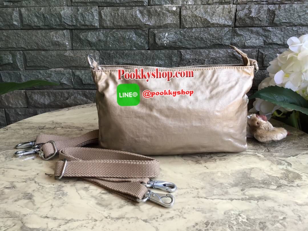 Kipling milos crossbody bag (K13696) กระเป๋าสะพายข้าง crossbody ขนาดกำลังดี มี 2 สาย สายสะพายสั้น ถือเป็นทรงพอรช์(pochette)ถอดเปลี่ยนสลับกับสายยาวได้ มีช่องซิปใช้งาน3ช่อง 2ช่องใหญ่ภายในมีเล็กแยกเป็นสัดส่วน ใส่มินิไอแพค กระเป๋าสตางค์ยาวได้ ด้านหน้ามีช่องซิ