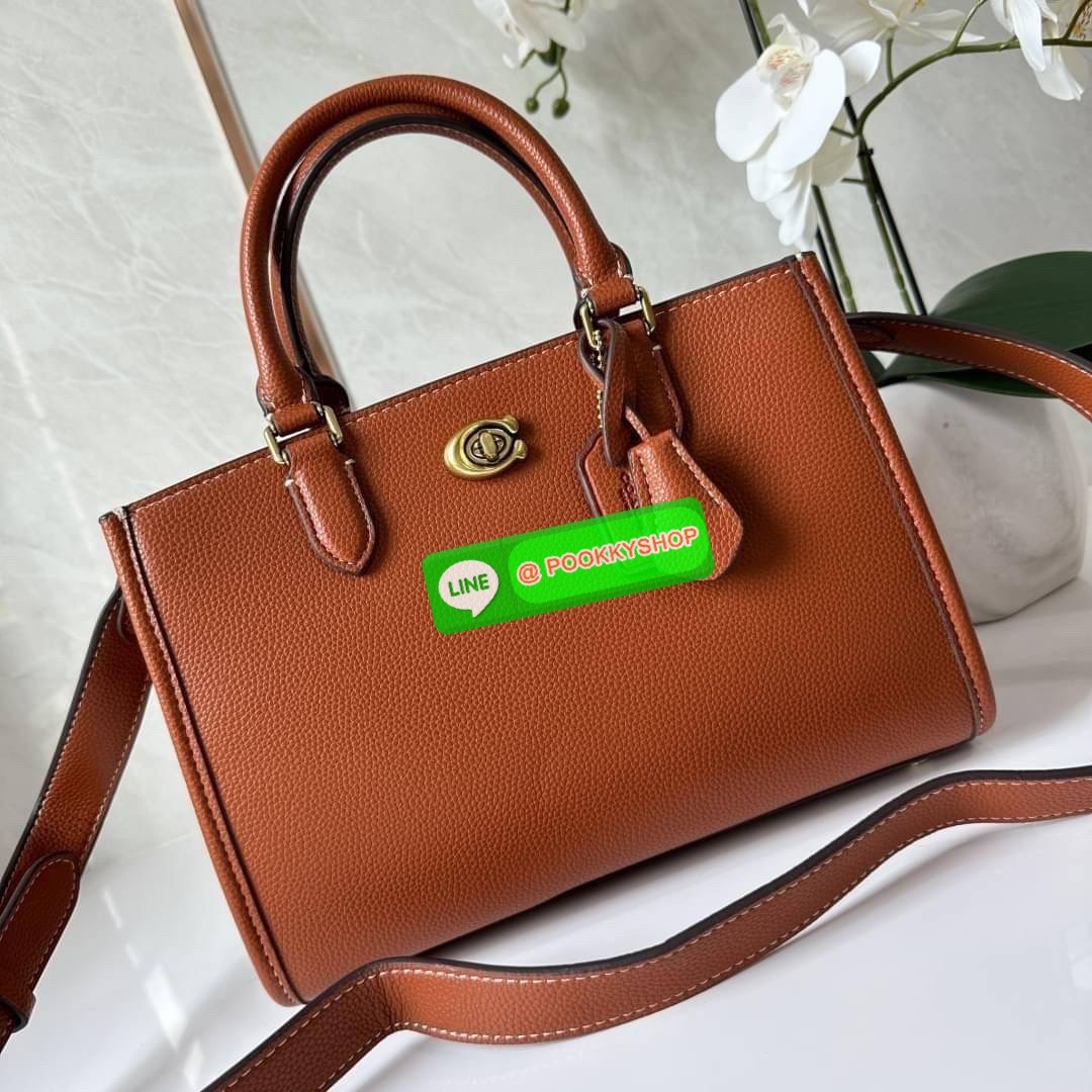 COACH BROOKE CARRYALL 28 (CE733) กระเป๋าถือหรือสะพายข้าง สุดหรู ลุคคุณนาย ให้วัสดุแคนวาสตัดหนังแท้ ภายในกว้าง แบ่งช่องเป็นสัดส่วน มีช่องซิปตรงกลาง สายสะพายถอดออกได้ จะถือหรือสะพายแมทซ์ได้หลายลุคเลยค่ะ