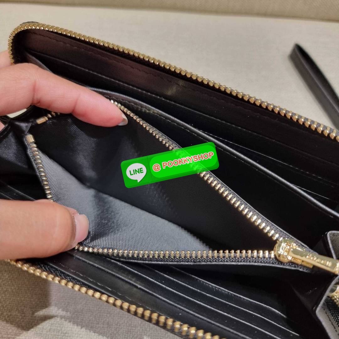 COACH C7360 LONG ZIP AROUND WALLET IN SIGNATURE LEATHER พร้อมเสิร์ฟความเลิศหรู ไม่ต้องรอพรีฯ ใหม่ล่าสุด กระเป๋าสตางค์ใบยาวกึ่งคล้องมือ สีคลาสสิค ขายดี ถือใช้คือขับผิวสุด!! วัสดุหนังแท้ปั๊มลายนูนสวยคม มาพร้อมสายคล้องมือ ถอดออกได้ ภายในใส่บัตรได้เยอะ มีช่อง