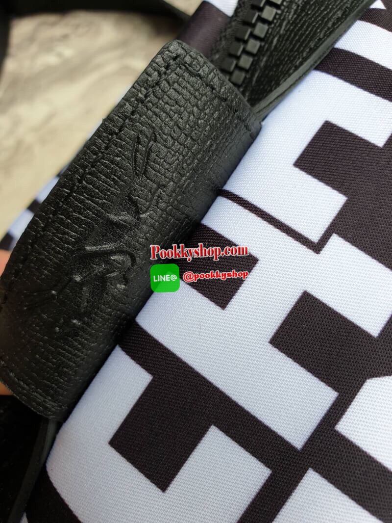 Longchamp Le Pliage Graphic Nylon Belt Bag กระเป๋า คาดอก / คาดเอว ลายกราฟฟิก วัสดุเนื้อผ้า Nylon Canvas เคลือบกันนำ้ ตัดด้วยหนังแท้ที่มีน้ำหนักเบา มี 2 ช่องซิปสะดวกใช้ ดีไซน์เรียบง่ายแต่เต็มไปด้วยความคลาสสิก ที่จับหัวซิปปั้มแบรนด์ จุของได้เยอะ ใบนี้แนะนำเ