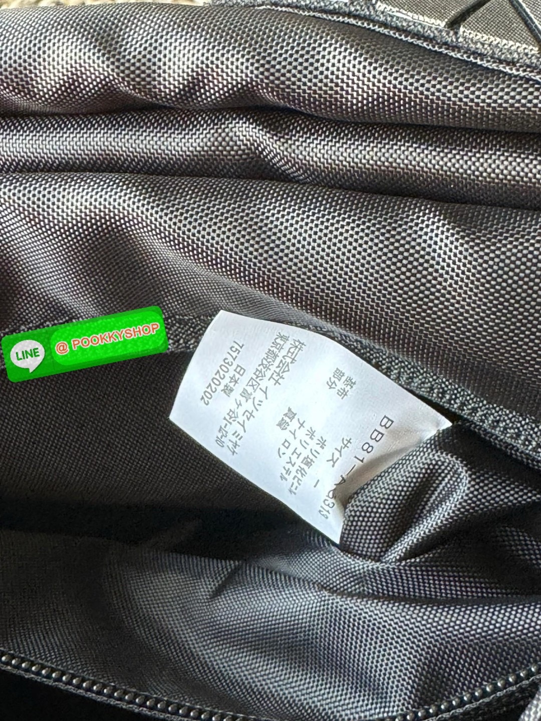 💕Baobao issey miyake Sling shoulder bag ดีไซน์เอกลักษณ์เฉพาะตัว ใส่ของได้เยอะ ช่องกระเป๋าเป็นระเบียบ โดยโดดเด่นด้วยแผ่นรูปสามเหลี่ยมอันเป็นซิกเนเจอร์ในการจัดเรียงสลับกัน รุ่นนี้ยังมีจุดเด่นในเรื่องคุณสมบัติการใช้งาน ภายในมีช่องบุหนาสำหรับใส่โน้ตบุ