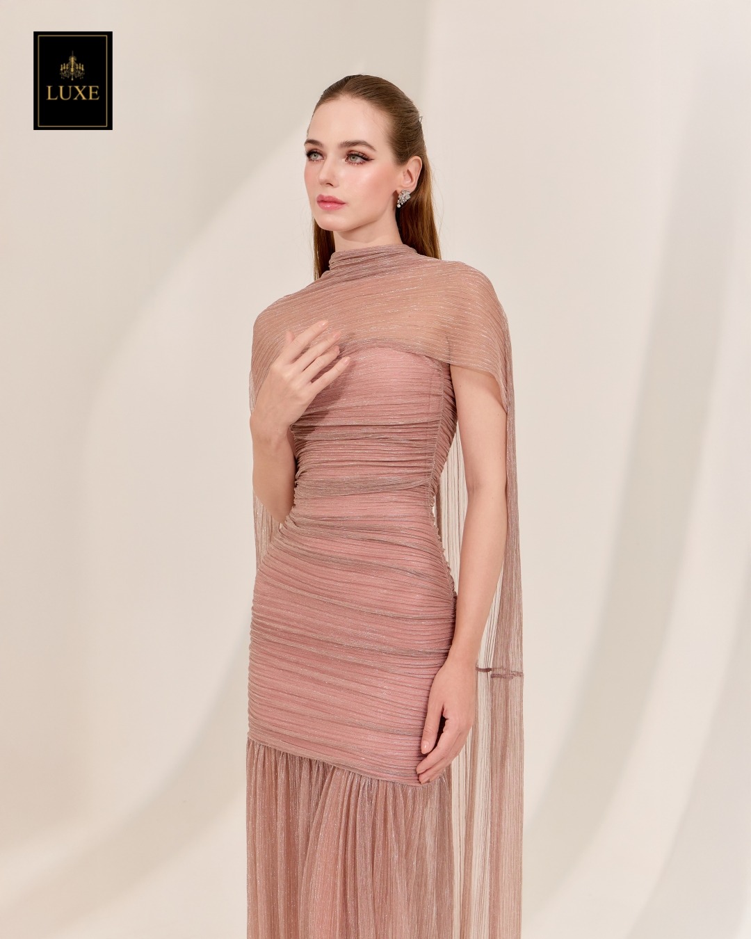 เดรสแฟชั่น เดรสเสื้อเกาะอกทรงเข้ารูป กระโปรงต่อชายระบาย ผ่าหน้า มาพร้อมผ้า mmคลุมไหล่