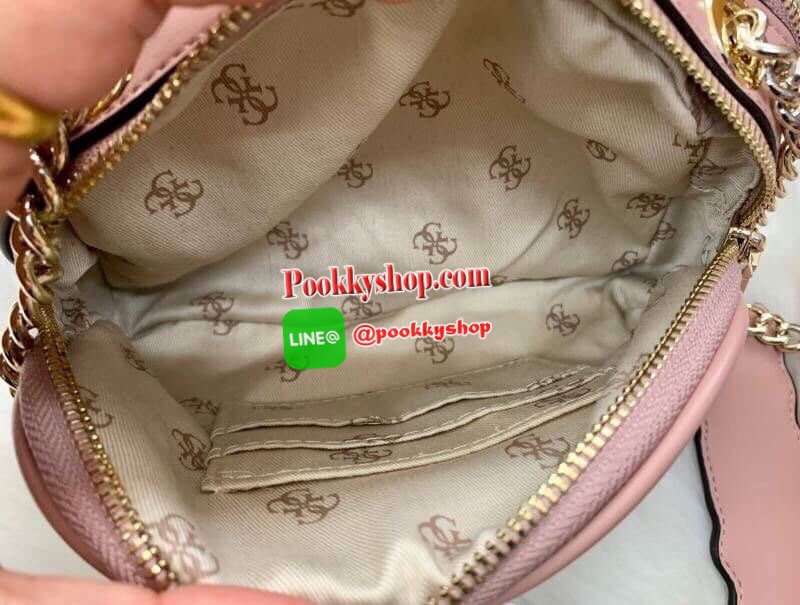 New arrival !! GUESS CROSSBODY// SHOULDER BAG กระเป๋าสะพาย วัสดุหนังเดินด้ายแบบนวม เย็บลายแบรนด์ หนังนิ่มมือดีมากๆค่ะ ด้านหน้าตืดแผ่นโลโก้แบรนด์มาให้ มีช่องซิปหลักให้2ช่อง สามารถใส่กระเป๋าสตางค์ใบสั้นได้;มือถือได้ทุกรุ่น มีช่องซิปใส่ของจุกจิก พร้อมช่องเสี