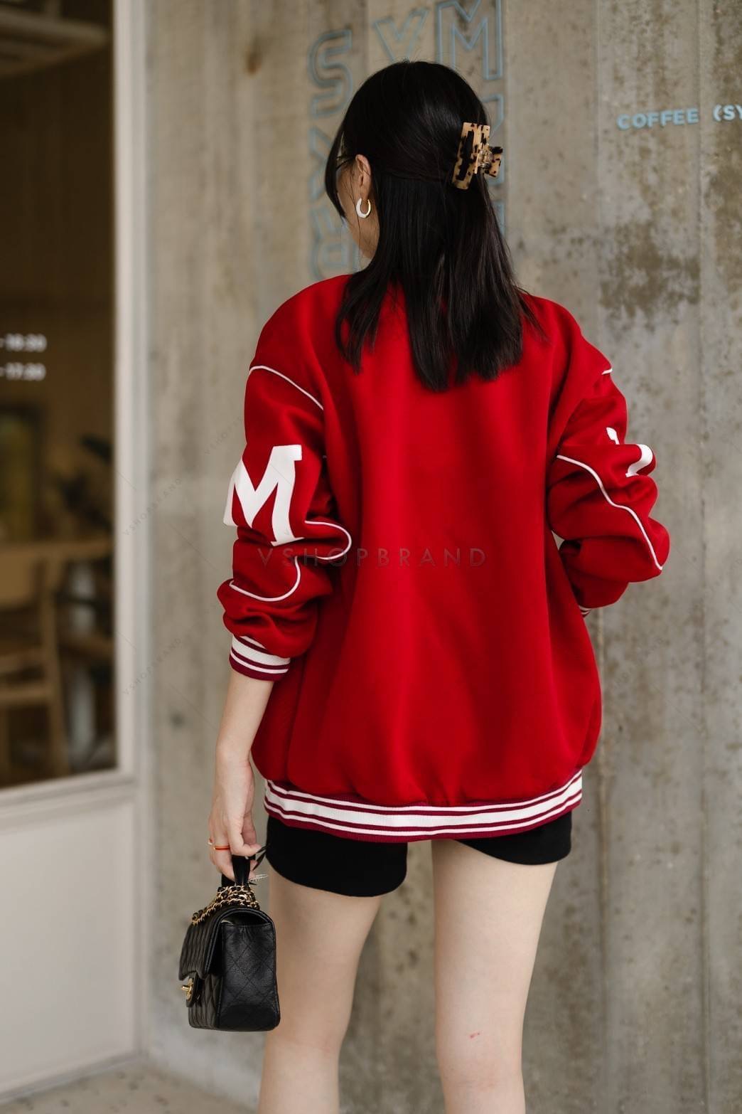 เสื้อแจ็คเก็ตเบสบอล ปักตัว M (กระเป๋าข้างใช้ได้จริง) สไตล์สาวสตรีท รุ่นนี้ผ้าเนื้อดีมากก ใส่แมทซ์กับเสื้อยืดเท่ ๆ สวยลงตัวมากค่ะ