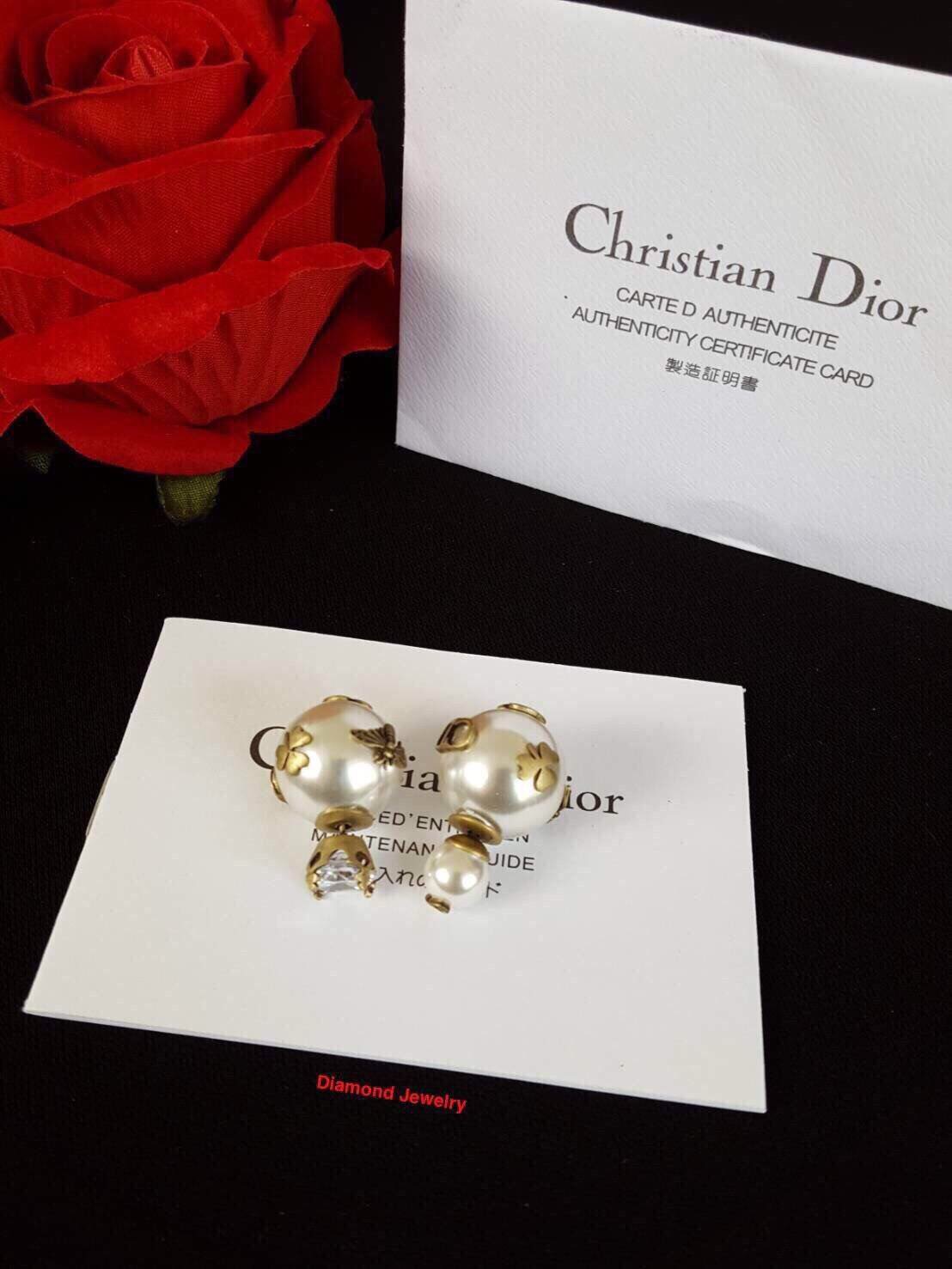 New Arrival !!!!! Dior Tribales Earrings ต่างหูดิอองานมุกรุ่นใหม่ ล่าสุดชนช็อป ดีไซน์สวยมากๆค่ะ มุกสวย ประดับอะไหล่ทองแอนทีคอย่างดี รุ่นนี้มีทั้งหัวมุกและหัวคริสตัลนะคะ มี 2 สีขาว/ดำ ตามรูปเลยค่ะ ไม่มีไม่ได้แล้ว รีบสั่งกันเข้ามาเลยจ้า