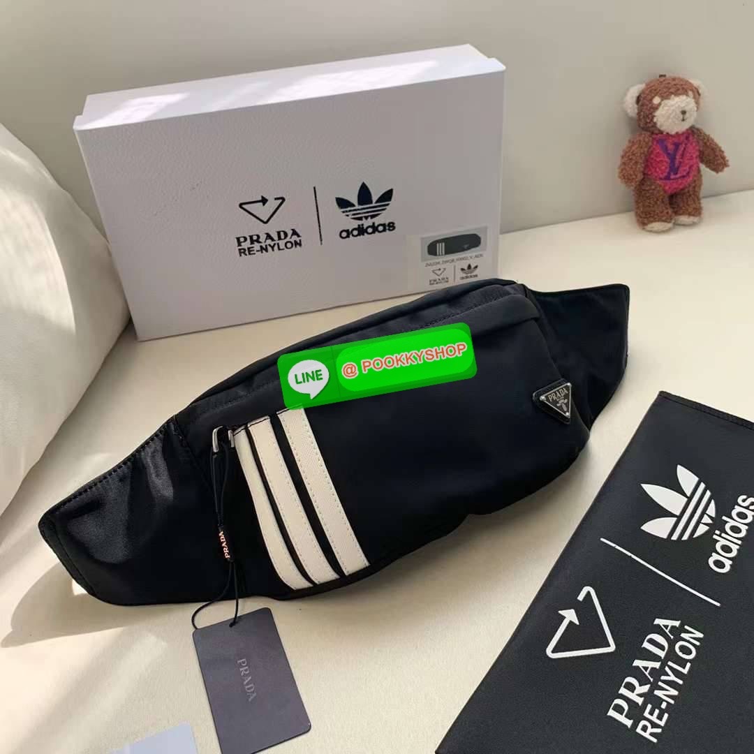 New Arrivals!!!PRADA Bag Premium gift กระเป๋าถือหรือสะพายพรีเมี่ยมกิ๊ฟ ซึ่ง Adidas และ Prada นำเสนอ กระเป๋าคาดเอวสไตล์สปอร์ตและอเนกประสงค์ และนำแถบสามแถบที่เป็นเครื่องหมายการค้าของ Adidas มาปรับปรุงใหม่ให้เป็นหนัง Saffiano ซึ่งเป็นวัสดุสัญลักษณ์ของ Prada