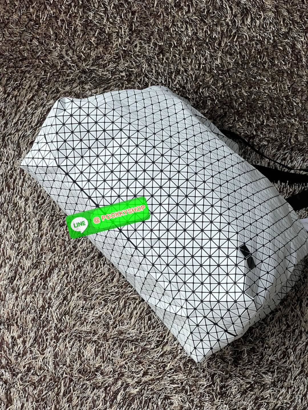 Baobao Issey Miyake Cart geometric L tote bag รูปทรงที่สร้างขึ้นโดยบังเอิญ' เสื้อผ้าที่มีโครงสร้างและได้รับการออกแบบทางวิศวกรรมอันเป็นเอกลักษณ์ของแบรนด์ ส่งต่อไปยังเครื่องประดับที่น่าประทับใจและไร้กาลเวลาเหล่านี้ กระเป๋าโท้ต Cart ประดิษฐ์ขึ้นจากการตั