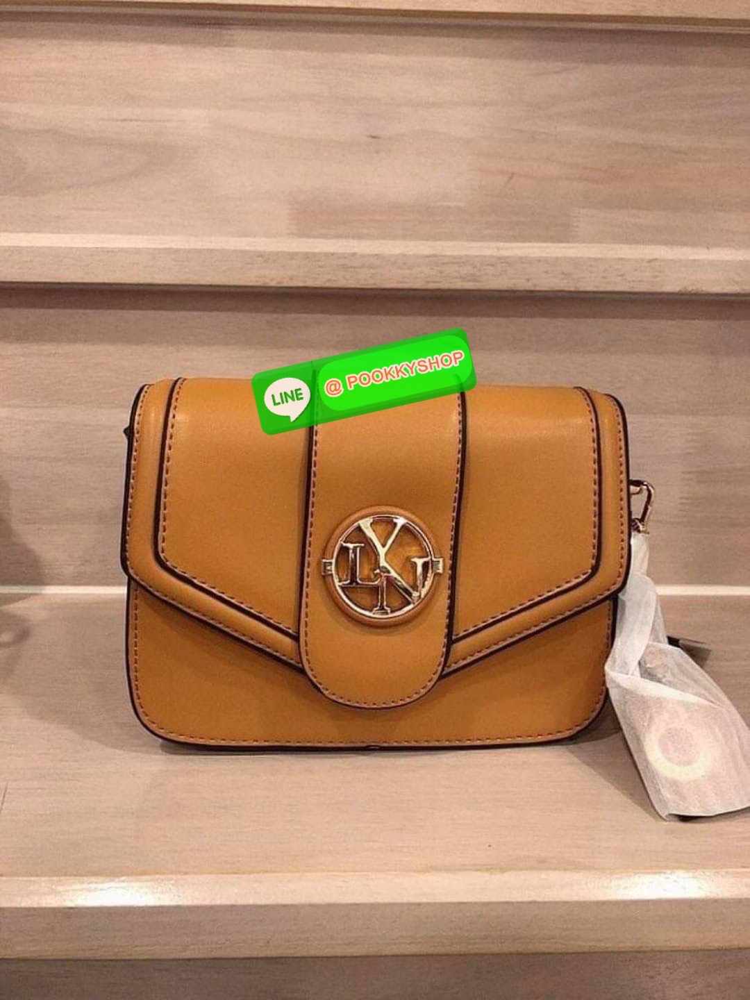 LYN กระเป๋าทรงน่ารักปุ๊กปิ๊ก สายสะพายหนัง เปิดปิดด้วยกระดุมแม่เหล็ก ฐานกว้างใส่ของได้เยอะ