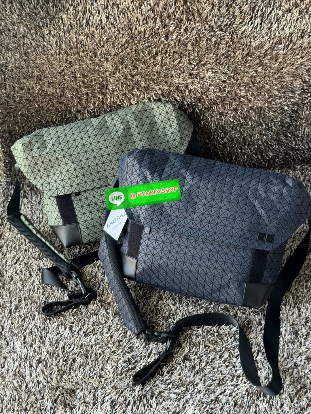 Baobao issey miyake Sling shoulder bag ดีไซน์เอกลักษณ์เฉพาะตัว ใส่ของได้เยอะ ช่องกระเป๋าเป็นระเบียบ โดยโดดเด่นด้วยแผ่นรูปสามเหลี่ยมอันเป็นซิกเนเจอร์ในการจัดเรียงสลับกัน รุ่นนี้ยังมีจุดเด่นในเรื่องคุณสมบัติการใช้งาน ภายในมีช่องบุหนาสำหรับใส่โน้ตบุ้คได้ สำห