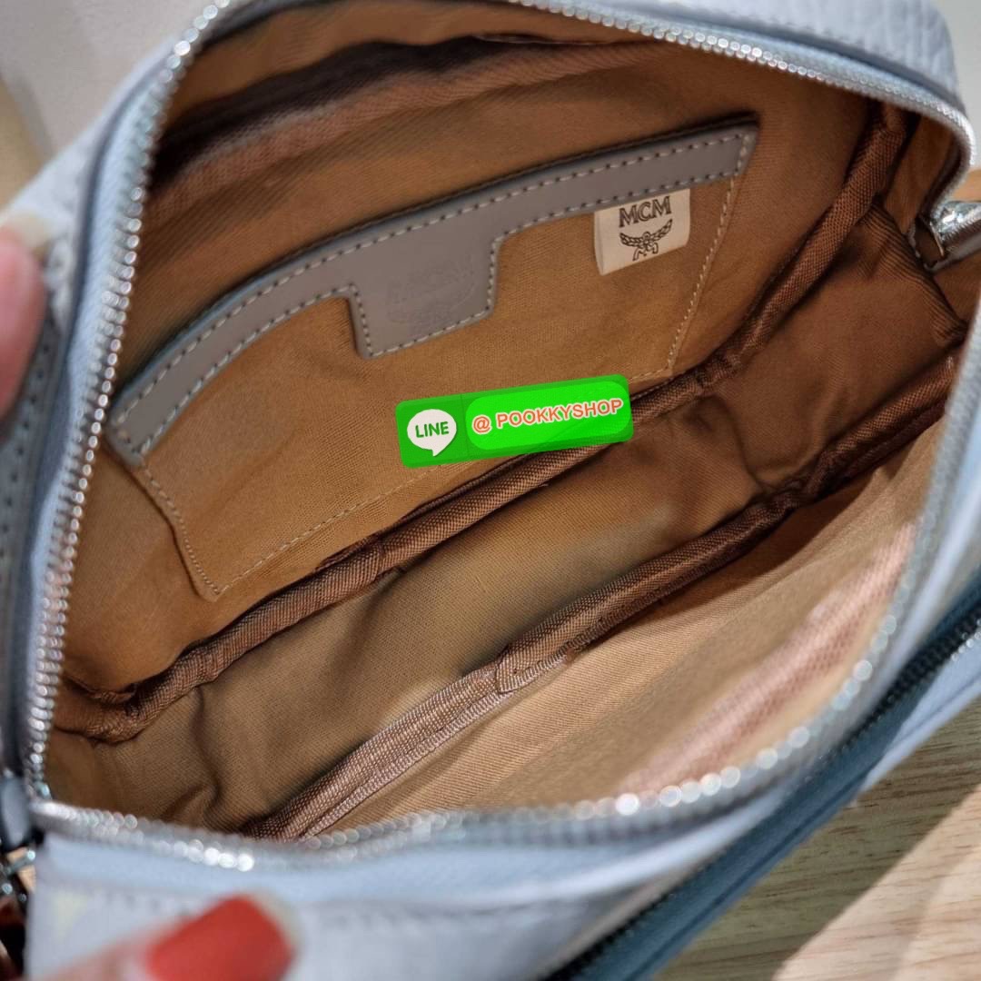MCM KLASSIK CROSSBODY BAG สีใหม่ต้อนรับซีซั่นใหม่!! สาวกเอ็มซีเอ็มต้องมีน้า!! ใครๆเค้าก็สะพายกัน!! กระเป๋าสะพายข้างทรงครอสบอดี้ ที่ดาราใช้กันเพียบ!! รุ่นนี้หนุ่มๆสะพายหรือสาวๆก็สะพายได้น้า ขนาดกำลังดี วัสดุหนังแคนวาสคุณภาพดี มีช่องหลัก 2 ช่อง เปิด-ปิดด้วย