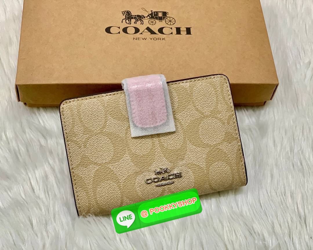COACH MEDIUM CORNER ZIP WALLET IN SIGNATURE CANVAS ((53562)) 💋กลับมาอีกครั้งค่ะ! กระเป๋าเงินใบกลางหนัง pvc canvas สวยงามค่ะ เปิดปิดช่องหลักด้วยกระดุมภายในมีช่องเสียบบัตรได้ถึง10ช่อง ช่องใส่ธนบัตรหนึ่งช่อง; และช่องซิปสำหรับใส่เหรียญอีกสองช่อง แยกสั
