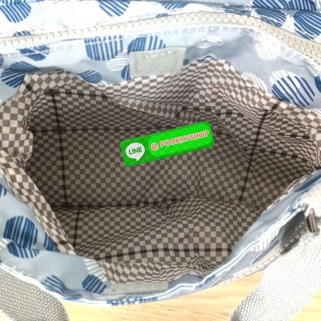 KIPLING ELISE HANDBAG กระเป๋าถือและสะพายไหล่ วัสดุ Nylon +Polyester ขนาดกำลังพอดี จุของได้มาก มีหูจับสองสาย ถือสะดวก น้ำหนักเบา มีช่องซิป ด้านหน้า ช่อง กระเป๋าหลักเปิด-ปิดด้วยซิป มี3 ช่องว่างใส่ของได้จุมากๆ ใส่มือถือได้ กระเป๋าสตางค์ใบยาว และ เครื่องสำอาง