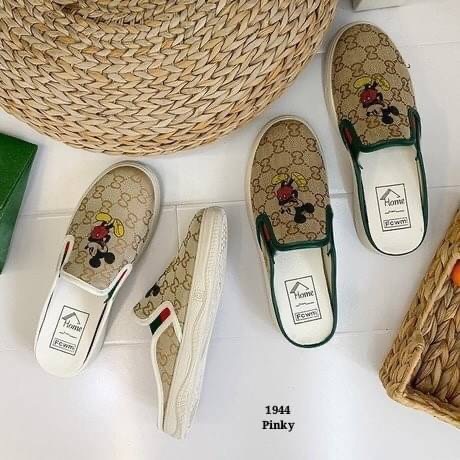 พร้อมส่ง ผ้าใบเปิดส้น งานนำเข้ากุชชี่ Mickey ที่กำลัง hot งานดีมาก พื้น pu เกาะพื้นดีเยี่ยม บิดงอได้ ตัวรองเท้าเป็นสีทองเงาวับ แต่งด้วยพี่ Mickey ของเราดูโดดเด่น น่ารักกว่าใคร แน่นอน