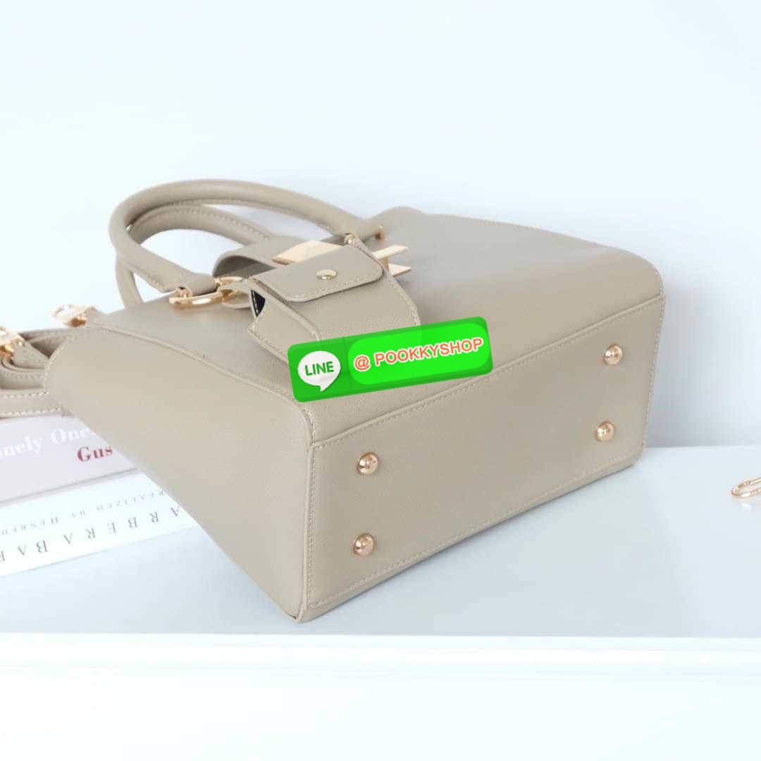 สินค้าเข้าใหม่ กระเป๋า Handbag ฟังชั่นครบที่อยากแนะนำ 👜 KEEP รุ่น ‘ 𝗩𝗔𝗟𝗘𝗡 HANDBAG ‘ **พิเศษ !! รุ่นนี้ตัวกระเป๋าทำจาก หนัง Microfiber ลาย Epsom ที่เป็นพื้นผิวสัมผัสมีลายตารางเล็กน้อย สวยหรู ทนทาน น้ำหนักเบา