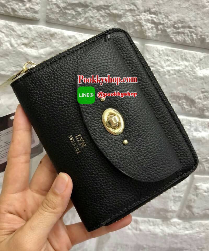 New arrival !!! LYN SHORT WALLET BAG รุ่นใหม่ล่าสุด!!! กระเป๋าสตางค์ใบสั้นขนาดกลาง วัสดุหนังลิ้นจี่ ลายหนังสวย นิ่มมือมากๆค่ะ ด้านหน้ามีช่องกระเป๋าหนึ่งช่อง เปิดปิดช่องหลักแบบซิปรอบ ด้านในมีข่องใส่รูปถ่าย ช่องใส่บัตรต่างๆได้ถึง 10 ช่องค่ะ มีช่องกว้างสำหรั