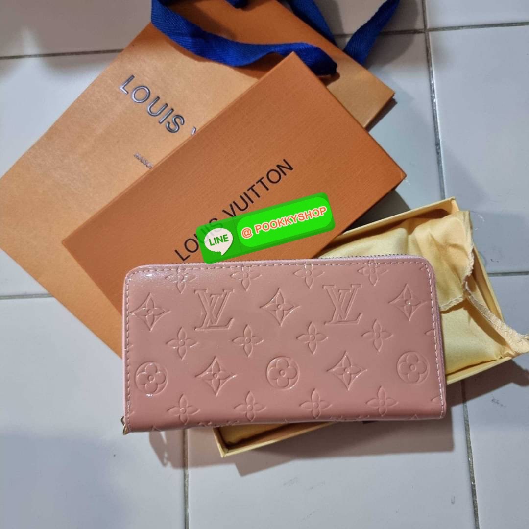 NEW IN!! LV long zip wallet with gwp กระเป๋าสตางค์พรีเมี่ยมกิ๊ฟ ดีไซน์ล่าสุด หนังแก้ววิบวับ หรูหรามาก ใบยาวขนาดกำลังเหมาะมือ ถือแล้วขับผิว ถือออกงานก็คือเลิศ วัสดุหนังแก้วเคลือบผิวกลิตเตอร์ เล่นกับแสงสวยมาก เปิด-ปิดด้วยซิปรอบ ภายในมีช่องใส่บัตรเยอะมาก มีช