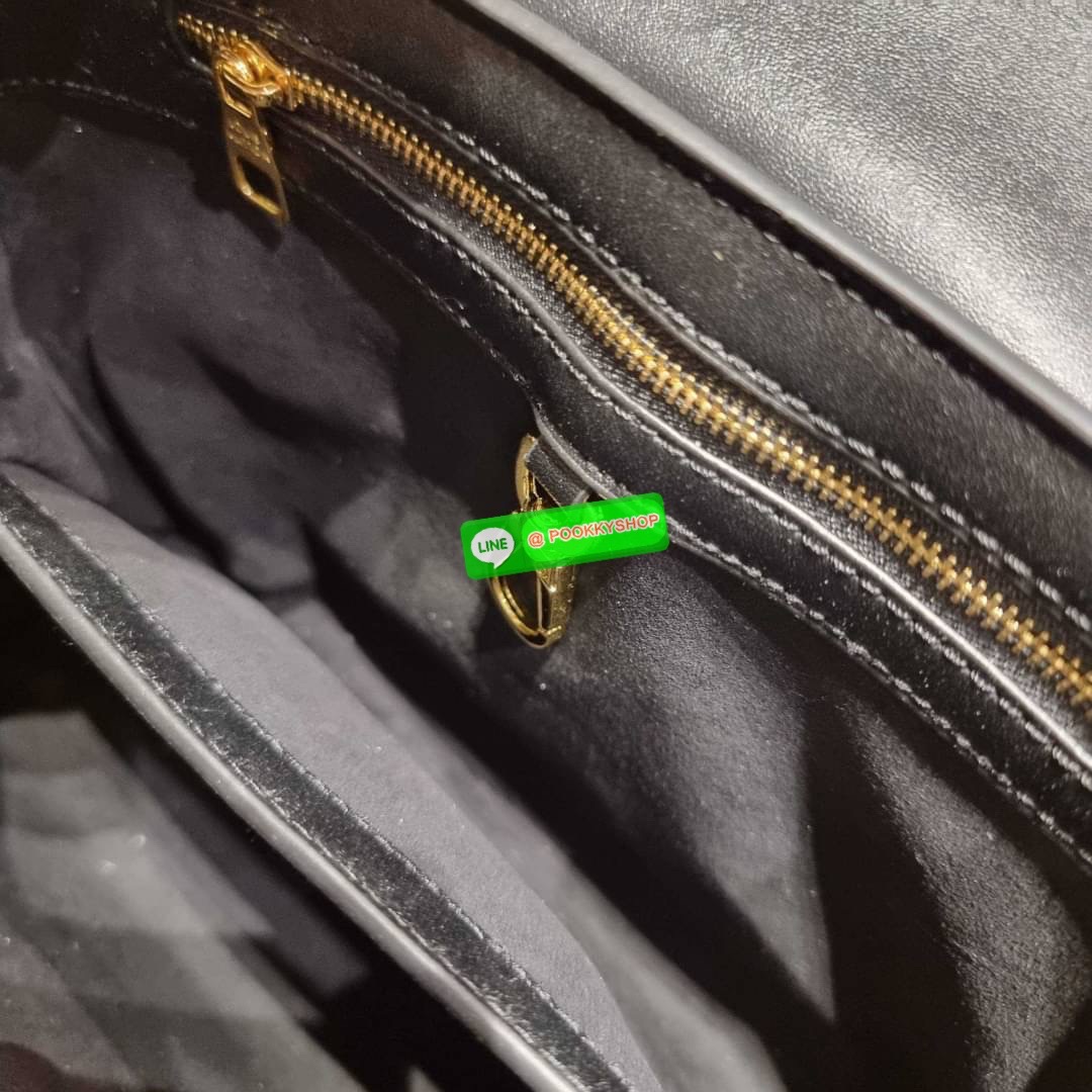 NEW IN!! LV capucines top handle วีไอพีพรีเมี่ยมกิ๊ฟจากเคาน์เตอร์ ที่สุดของความสวยในราคาเบาๆ กระเป๋าถือสุดหรู ดีไซน์ทรงคลาสสิค พร้อมลวดลายหรูหรา มาพร้อมหูจับในตัว ด้วยรูปทรงวินเทจและวัสดุหนังแท้ ขับผิว ทำให้ไอเท็มนี้สะกดทุกสายตาจริงๆ และยังมีลูกเล่นที่ฝาป