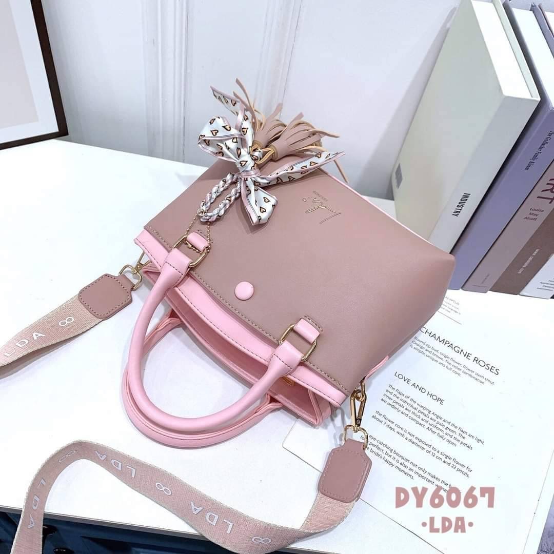 LDA BAG รุ่นใหม่ ทรูโทน งานสวยมาก!! แบรนด์แท้ 💯 หนังสวย สไตล์เรียบหรูดูดี ด้านหน้าปั้มแบรนด์ LDA ภายในกว้าง มี3 ช่องใช้งาน ใบใหญ่จุของได้เยอะมาก ดีไซส์ทรงสวยเก๋ มี 2 สาย สายสปอร์ต/สายหนัง ถือได้/สะพายได้ สายหนังปรับระดับได้ แบบสวย ทรงคลาสสิค สีสวย