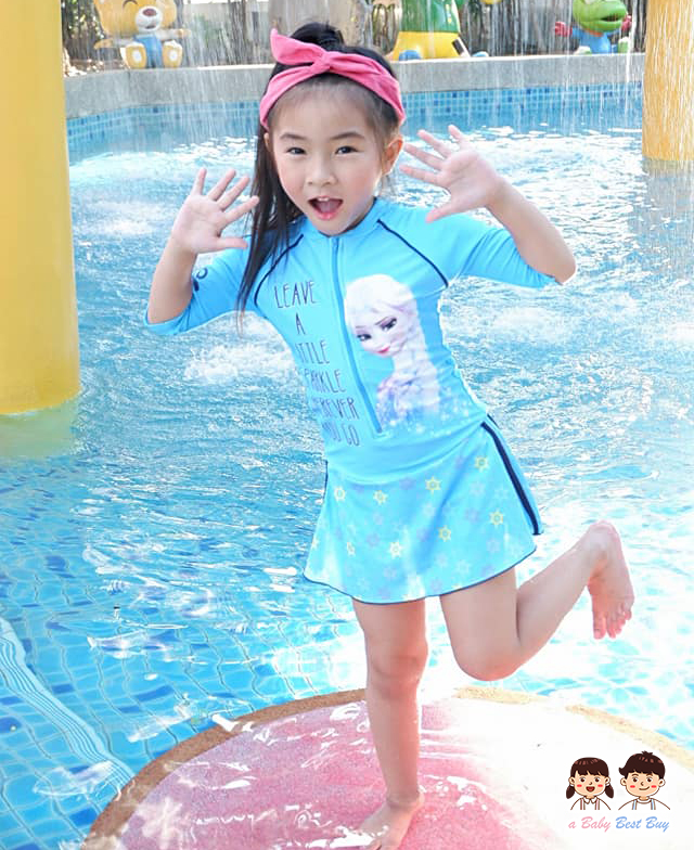 ฮ '' ( For Kids สำหรับเด็กอายุ 5-14 ปี ) Swimsuit for Girls ชุดว่ายน้ำ เด็กผู้หญิง Disney Frozen ชุดว่ายน้ำบอดี้สูท เสื้อแขนสั้น กระโปรงกางเกงขาสั้น สีฟ้า ลาย เจ้าหญิง อันนา เจ้าหญิงเอลซ่า มาพร้อมหมวกว่ายน้ำและถุงผ้า สุดน่ารัก ใส่สบาย