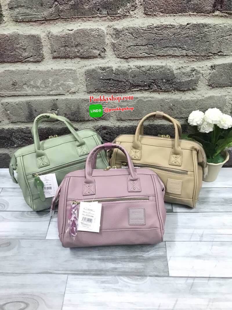 Anello polyester 2 way mini boston bag จากแบรนด์ดังในประเทศญี่ปุ่น กระเป๋าสไตล์คลาสสิค มีโครงปากกระเป๋ากว้างเป็นสัญลักษณ์ วัสดุหนังpu กันน้ำได้ ภายในมีช่องใหญ่และช่องเล็กด้านข้าง2ช่อง เปิดปิดด้วยซิปคู่ มีตัวล้อคที่หูจับ ด้านหน้ามีช่องซิปเล็กใช้งานได้จริง