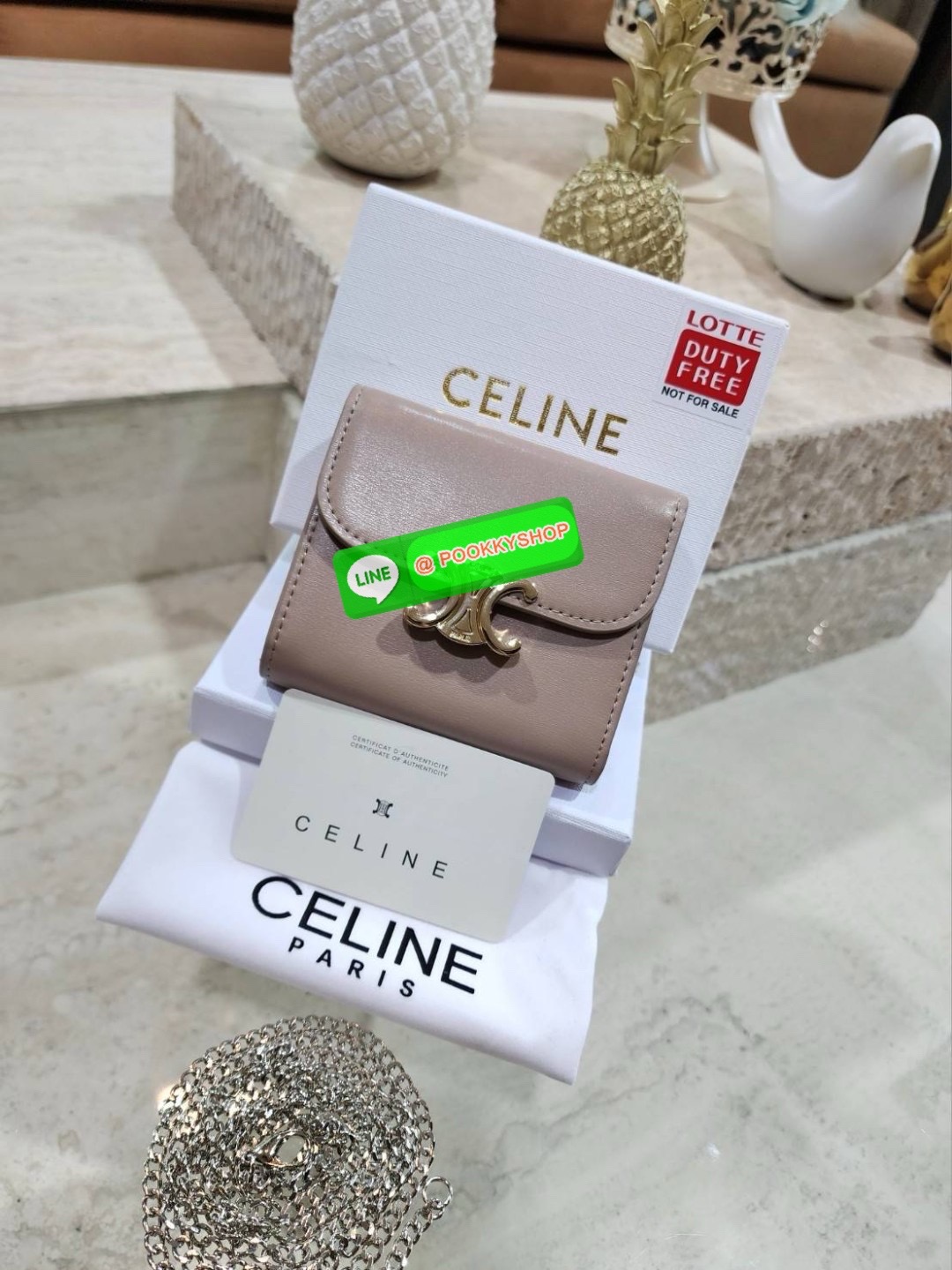 ✴️Don't Miss!✴️CELINE SHORT WALLET VIP GIFT WITH PURCHASE (GWP) กระเป๋าพรีเมี่ยมกิ๊ฟ Limited จาก CELINE HAUTE PARFUME DUTYFREE COUNTER หนังเรียบสวยอยู่ทรงมีโลโก้ด้านหน้าเปิดปิดด้วยฝาพับกระดุม ภายในมีช่องแบ่งหลายช่อง มีช่องใส่บัตรหลายช่อ