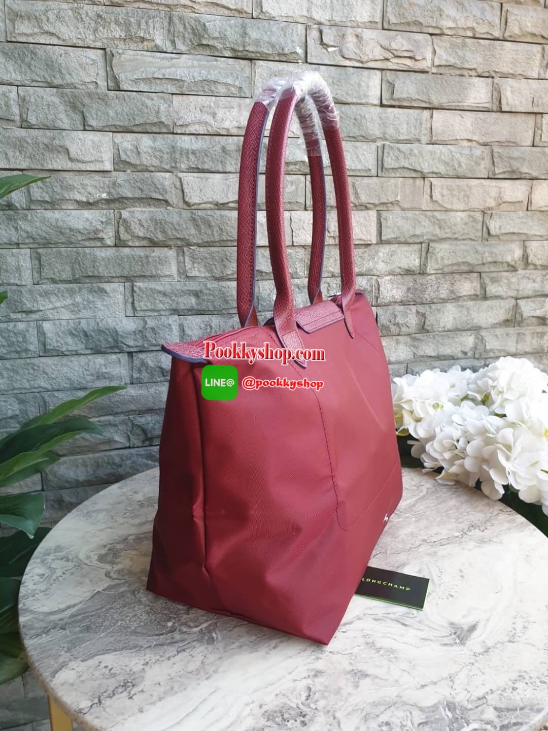 Longchamp Le Pliage Club Tote Bag Size L หูยาว วัสดุเนื้อผ้า Nylon Canvas เคลือบกันนำ้ ตัดด้วยหนังแท้ที่มีน้ำหนักเบา ดีไซน์เรียบง่ายแต่เต็มไปด้วยความคลาสสิก จนเป็นที่ชื่นชอบไปทั่วโลก Longchamp ปรับโฉม LE PLIAGE ด้วยการปักลายรูปม้า-ตราสัญลักษณ์ของแบรนด์บนผ