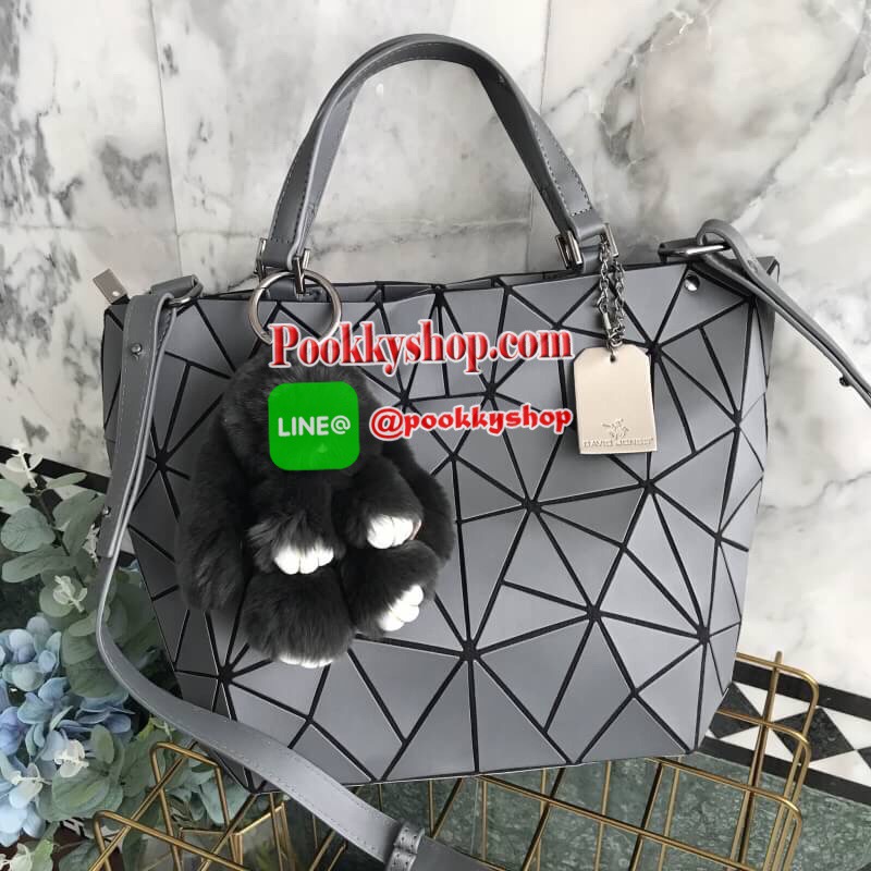 2 สีเข้าใหม่ Coffee brown และ Metal grey Tone สี earth tone สุด classic ที่ แมทช์กับชุดง่ายมาก แถมยังลาย Limited edition หายาก ปรับทรงได้ 2 แบบ น่ารักมาก ค่า กระเป๋า จากแบรนด์ David Jones กระเป๋าสะพายข้างดีไซน์เกร๋มาก สีสวยหรูมาก ขนาดกำลังดีเลย น้ำหนักเบา