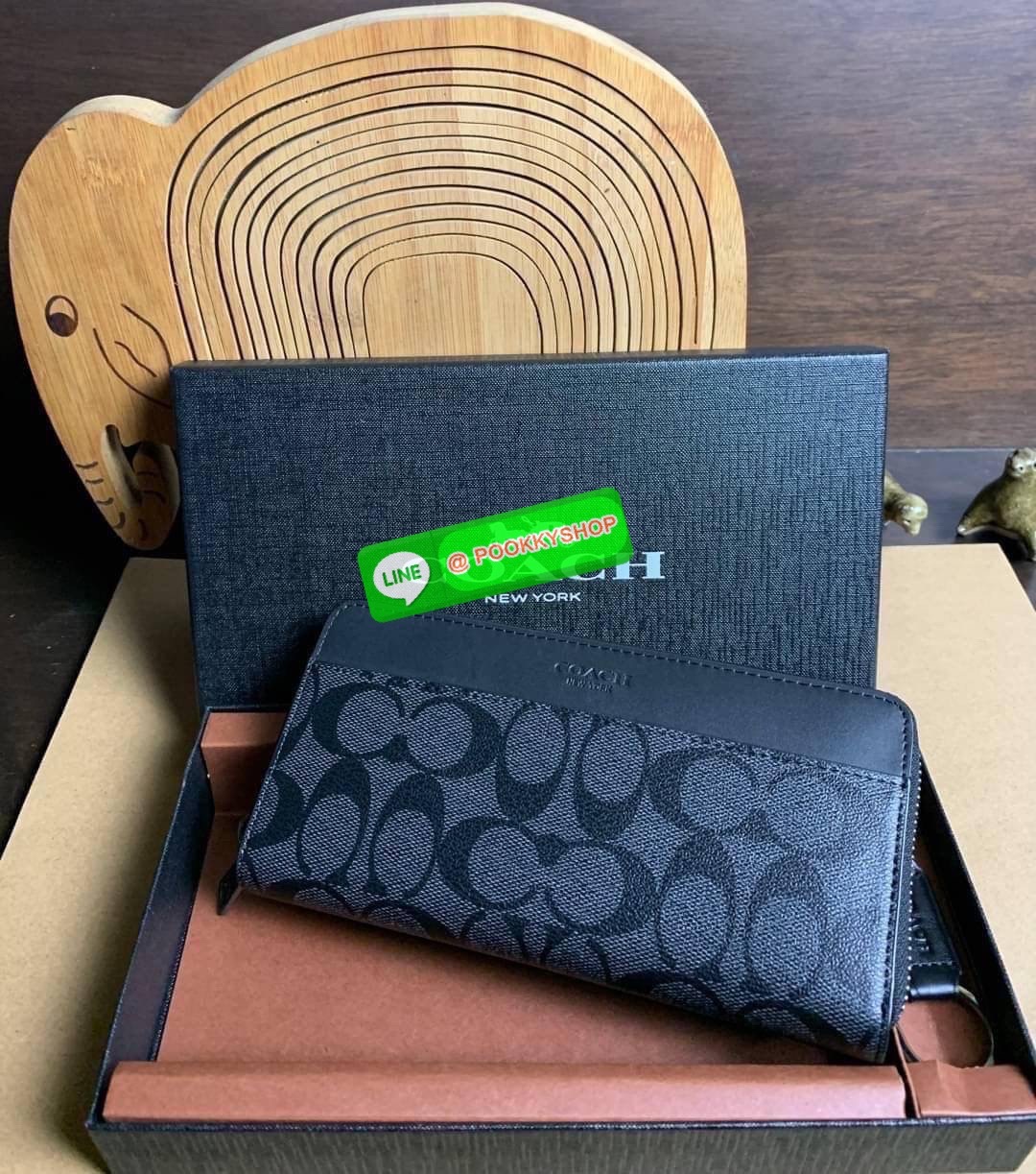 COACH ACCORDION ZIP WALLET IN SIGNATURE CANVAS กระเป๋าสตางค์ใบยาว ซิปรอบ ใช้งานง่าย ด้วยฟังค์ชั้น ด้านใน ใส่บัตรได้จุใจ มีช่องซิปใส่เหรียญตรงกลาง โดนใจหลายๆคนไปเรียบร้อยและคลาสสิค เรียบหรูดูแพงตลอดกาล ยกให้รุ่นนี้เลย