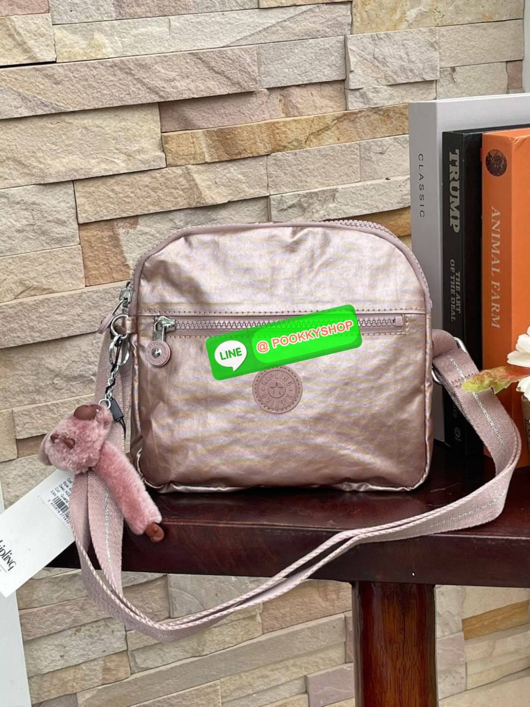 Kipling Keefe Crossbody Bag กระเป๋าสะพายคอลเลคชั่นใหม่จาก Light sand ขนาดกำลังดี ใส่กระเป๋าสตางค์ยาวได้ มีช่องใช้งานถึง4ช่อง สายสะพายปรับสั้นยาวได้ฟรีไซส์ ใช้งานสายคู่ คล้องไหล่ หรือปรับสายยาวสะพายพาดลำตัวดูลำลองไปอีกแบบ สำหรับสาวๆที่อยากหากระเป๋าคู่ใจสัก
