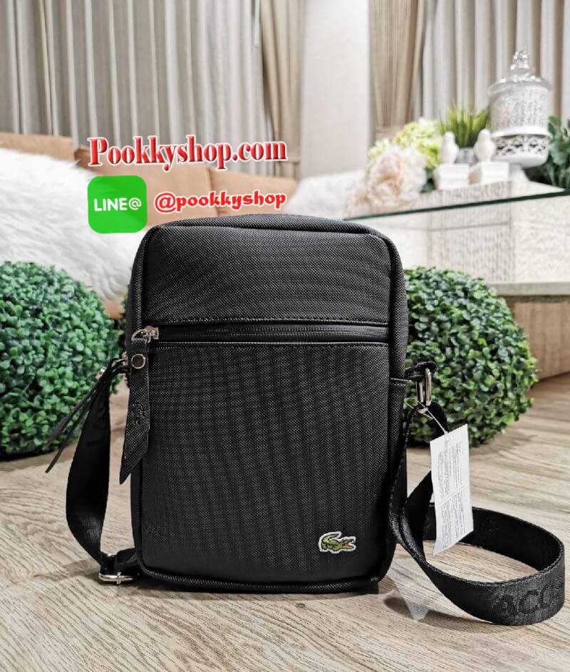 ห้ามพลาด‼️ NEW ARRIVAL! SAFFIANO SHOULDER BAG รุ่นใหม่ล่าสุดจาก Factory ดีไซน์ Unisex ใช้ได้ทั้งชายและหญิง วัสดุหนัง Saffiano เนื้อหนาอยู่ทรงสวยดูดี ด้านหน้ามีโลโก้แบรนด์ มี1ช่องใส่ของช่องหลักเปิดปิดด้วยซิปสะดวกใช้ ภายในมีช่องใส่ของและช่อง
