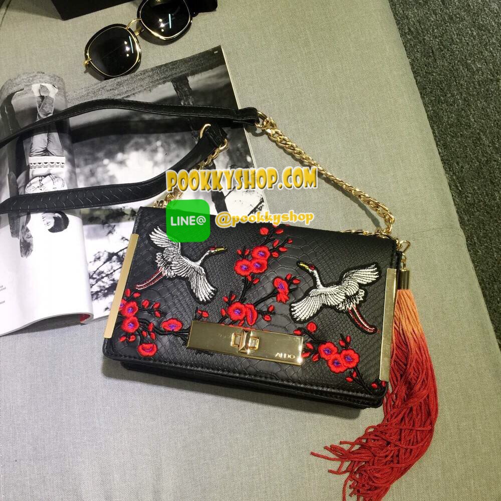 Don't Miss!!! NEW ARRIVAL ALDO Bergantino Cross Body Handbag กระเป๋าถือหรือสะพายรุ่นใหม่ล่าสุดจาก ALDO แบรนด์ดังแคนนาดาดีไซน์สุดชิคน่ารักมุ้งมิ้งปักเลื่อมลายนกกระเรียนสวยสดใส พร้อมห้อยฟู่ฟรุ้งฟริ้ง เปิดปิดด้วยล๊อคบิดอะไหล่ทอง ภายในมีโลโก้ ช่องซิปและช