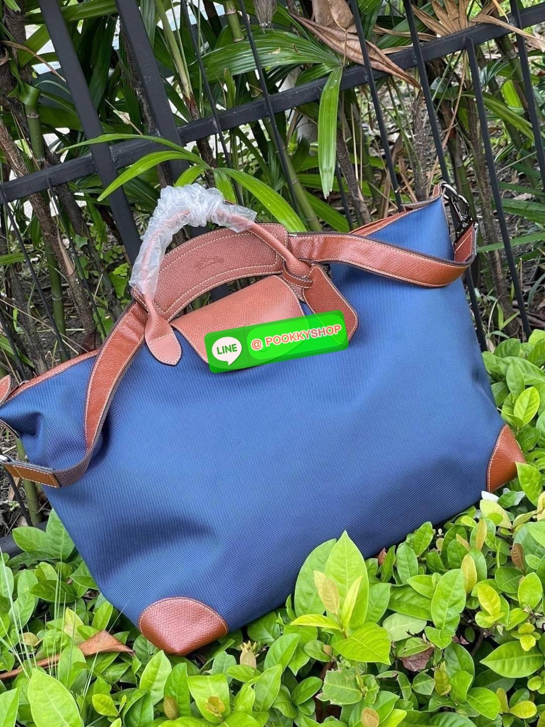 💕 LONGCHAMP BOXFORD TRAVEL BAG L กระเป๋าเดินทางขนาดใหญ่ มาพร้อมสายสะพายที่สามารถถอดได้ ให้คุณเลือกสะพายไหล่หรือถือได้ มีซิปรูดเปิดปิดกระเป๋าที่ให้คุณมั่นใจได้ว่าคุณจัดเก็บไอเท็มของคุณได้อย่างมิดชิด บ็อคฟอร์ด (BOXFORD) สะท้อนความเป็นเอกลักษณ์ของแบร