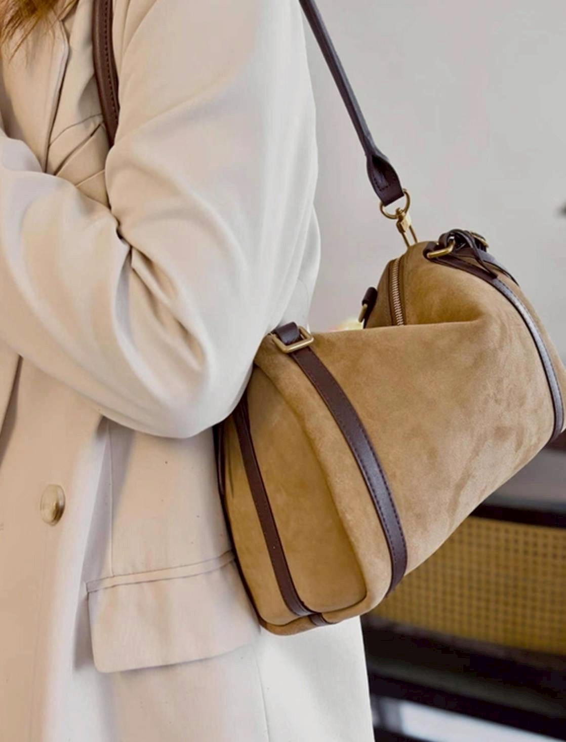 กระเป๋าทรง hobo suede bag ดีไซน์เรียบแต่ดูแพงสุดๆ งานหนังกลับนุ่มมือ ผสมกับสายหนังเรียบเนียนคุณภาพดี ให้ฟีลหรูมีคลาสแบบมินิมอลยุโรป ใบนี้ใช้งานได้จริงทุกวัน ดูดีทั้งถือและสะพาย ทรงนิ่มแต่ไม่ย้วย มีโครงเล็กน้อยช่วยให้ตั้งสวย ช่องซิปหลักเปิดกว้าง หยิบของง่า