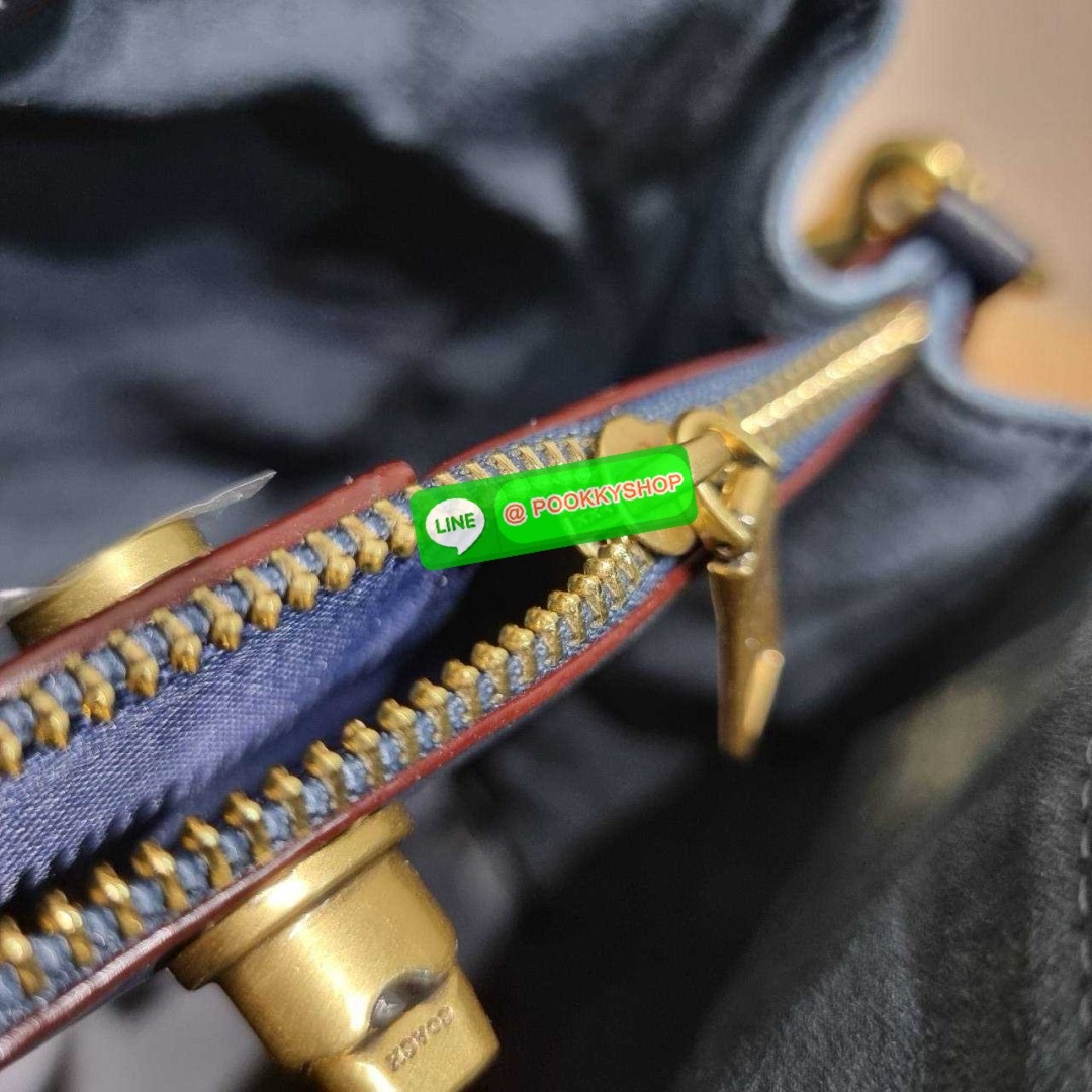 COACH CS241 WILLOW BUCKET BAG 🔆 Details ไอเท็มขายดี the best seller ที่สวยแบบมองไม่เลิก!! สวยแบบทำถึง!! กระเป๋าสะพายไหล่ทรงสวย ดีไซน์คลาสสิควินเทจ สีเดนิมดูโดดเด่น เปิดปิดด้วยตัวบิดล็อค และอีกฝั่งเป็นกระดุมแม่เหล็ก