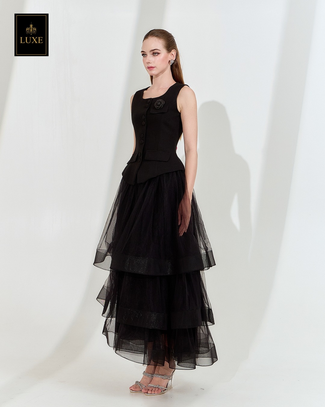 เสื้อแฟชั่น เสื้อกั๊กแขนกุด ติดกระดุมผ่าหน้า แต่งกระเป๋าและเข็มกลัดดอกไม้