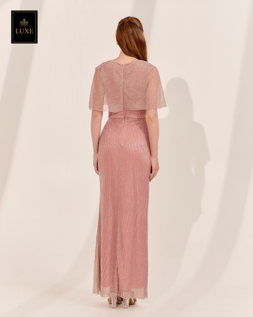 เดรสแฟชั่น เดรสเสื้อคอกลมแขนกุด ดีเทลเป็นเสื้อคลุมไหล่ในตัว กระโปรงทรงสอบจับเดรป