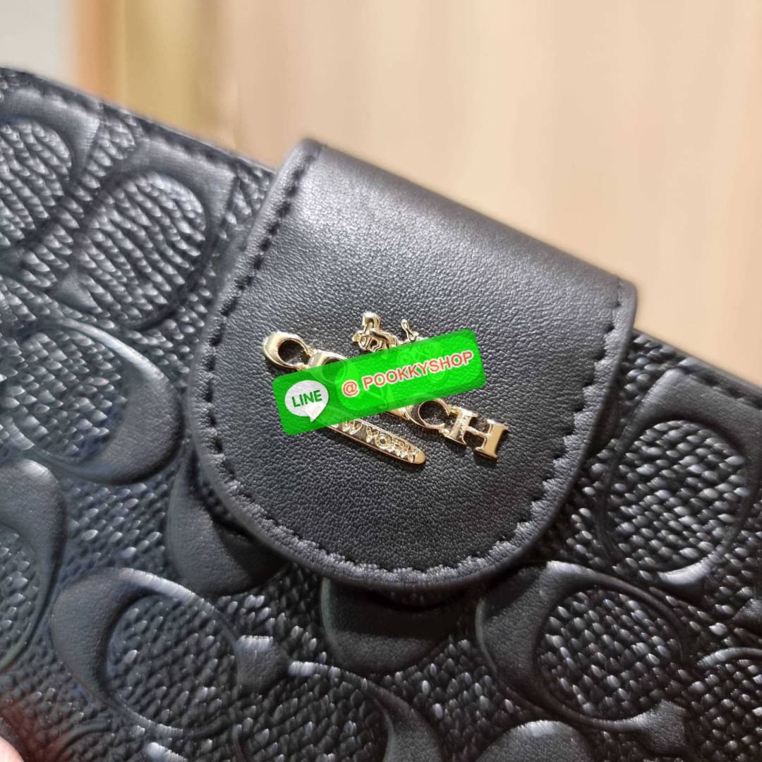 COACH C5896 MEDIUM CORNER ZIP WALLET IN SIGNATURE LEATHER คอลเลคชั่นใหม่งานหรู งานดูแพง จัดให้เลย!! กระเป๋าสตางค์ใบกลาง ดีไซน์ใหม่ สุดหรู แค่เห็นก็ต้องเลิฟ ถือใช้ขับผิวทุกสี วัสดุหนังแท้ปั๊มลายนูนสวยคม ภายในมีช่องใส่บัตร ใส่ธนบัตรได้ครบ และมีช่องซิปแยก ใบ