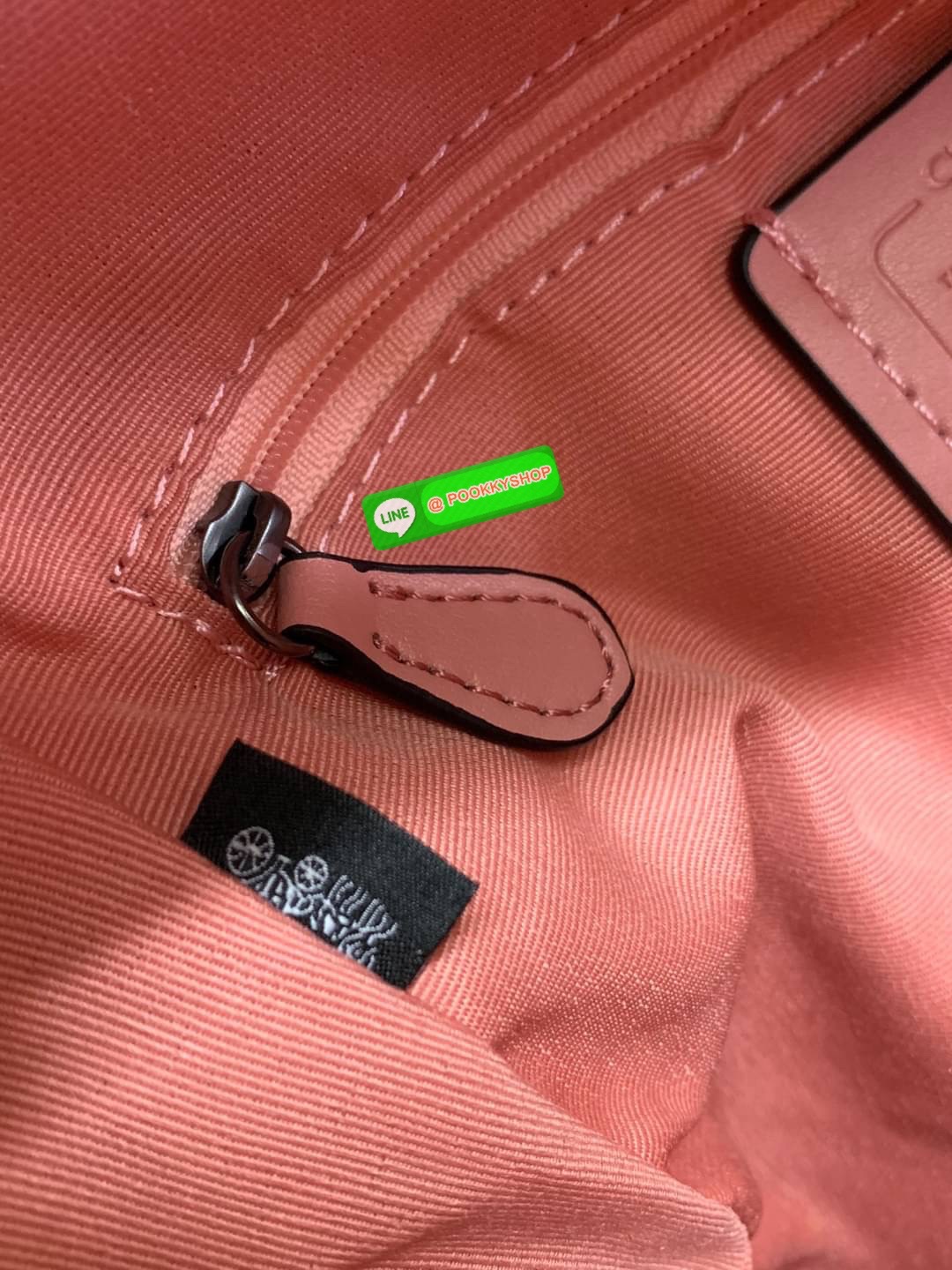 COACH JORDYN BACKPACK ((C2732//76623)) 🌹🌹ไม่มียังไงไหว ต้องบอกว่าน้องสวยมากๆค่า! กระเป๋าสะพายหลังแบบมีหูหิ้ว หนังแแท้ ลายหนังสวยน่าใช้มากค่ะ ด้านหน้ามีช่องซิปใส่มือถือหรือของจุกจิกลงไปได้ค่ะ เปิด-ปิดกระเป๋าแบบซิปคู่ห้อยหนัง ภายในกว้างใส่สั