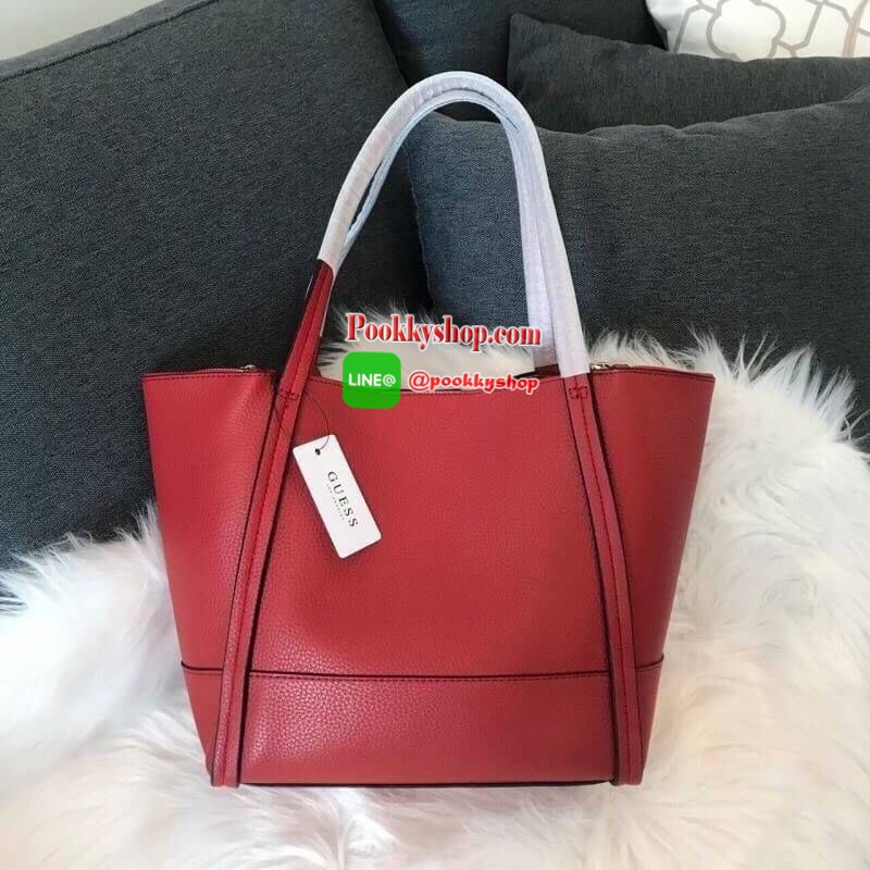 GUESS HEIDI HAMMERED EFFECT BAG 2 in 1กระเป๋าสะพายจาก Guess factory วัสดุ PU คุณภาพดี นิ่ม น้ำหนักเบา ด้านหน้าประดับด้วยโลโก้แบรนด์สุดหรู เปิดปิดกระเป๋าด้วยกระดุมแม่เหล็กและซิป ด้านในโล่งกว้างมีช่องสำหรับใส่ของด้านข้างกระเป๋าเพิ่มอีก2ช่องใช้งาน รุ่นนี้มาพ