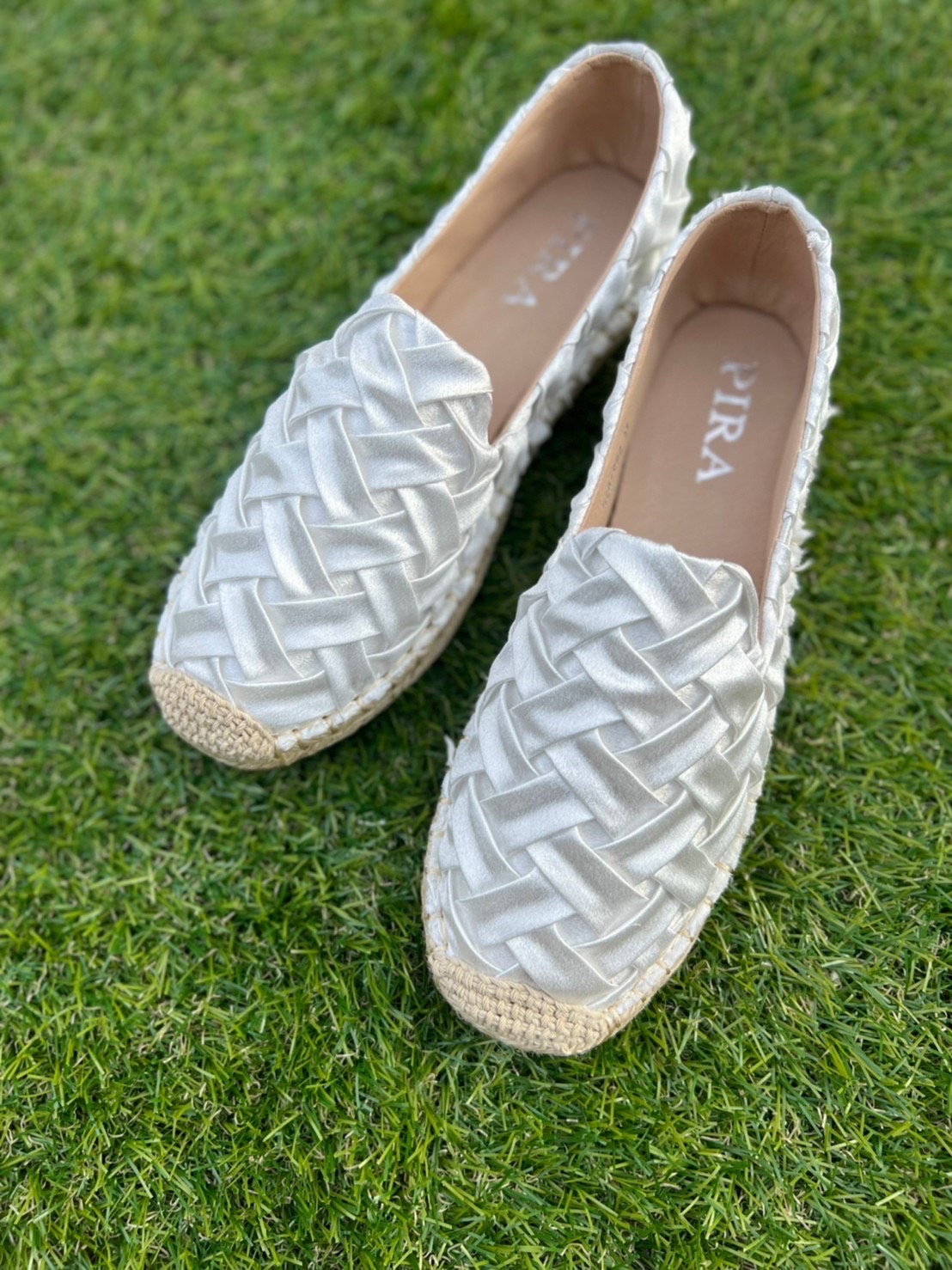 พร้อมส่งคะ งานใหม่ จึ้งสุด ต้องแบบนี้เลยจ้า ทรงสวย ผ้าสวย งานอย่างดี งานเกร๋เรียบหรูดูแพง ตัวนี้ห้ามพลาด ใส่สบายจะแมตช์กับกางเกง👖หรือกระโปรง👗ก็ได้ค่ะ แม่ค้าคอนเฟริม ห้ามพลาดเลยจ้าตัวนี้แนะนำ อย่าช้ารีบเลย