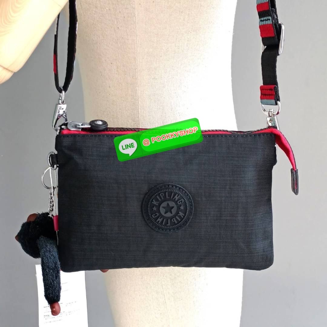 KIPLING Creativity X Crossbody Bag กระเป๋าสะพายวัสดุ Nylon&Polyester 100% ขนาดกำลังน่ารัก เปิดปิดด้วยซิป มา พร้อมพวงกุญเเจลิงน้อย ด้านในมีช่องใส่ของ2ชช่อง เพิ่มตรงกลางมีช่องซิปอีก1ช่อง มีสายคล้องพวงกุญแจ ใส่ของได้จุมาๆเลยค่ะ มีสายสะพายยาวเลื่อนปรับระดับได
