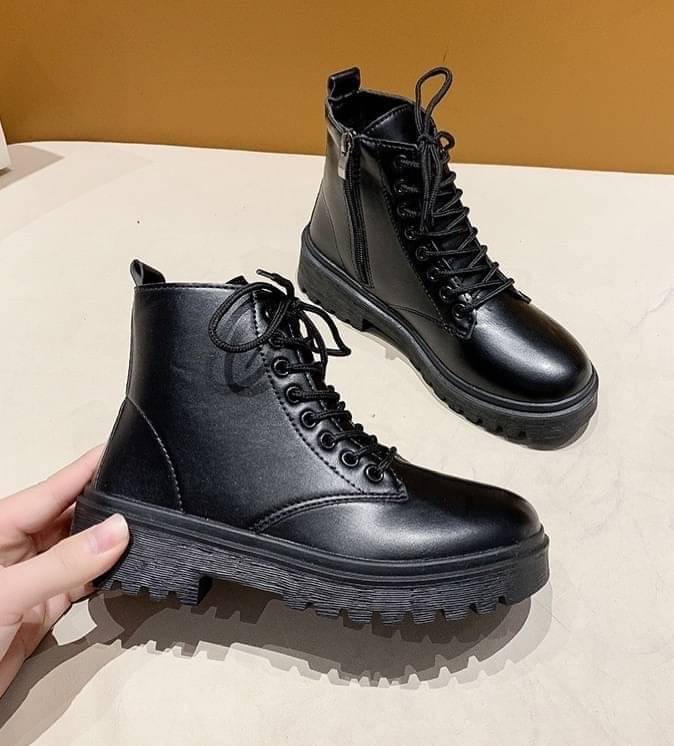 พร้อมส่ง👠👠👠รองเท้าบูทมาร์ติน วัสดุหนัง PU งานผูกเชือก สูง 1.5 นิ้วใส่แล้วดูขาเรียว แต่งซิปข้าง ใส่สบาย ไม่เจ็บเท้าาา