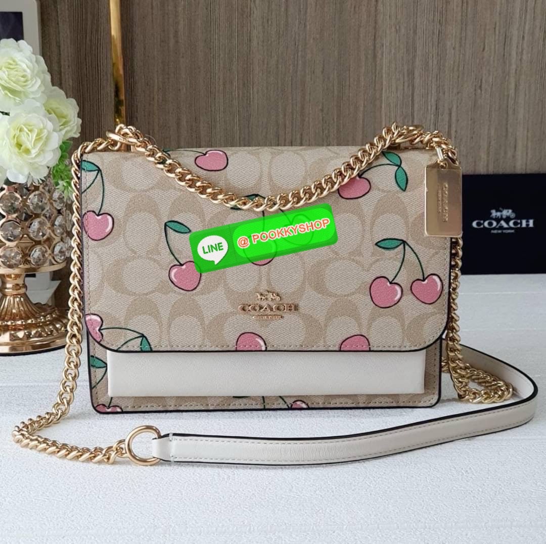 Coach CE610 ลายเชอร์รี่สุดคิ้วท์! 🍒🍒 สายโซ่ทองหรู+ดีเทลลายพิเศษ หิ้วได้หลายโอกาส จะออกเดทหรือสะพายชิคๆ ก็โดนใจสุดๆ รุ่นนี้งานจริงสวยมากกก สะพายแล้วขับผิวสุดๆ ไปเลยค่าา
