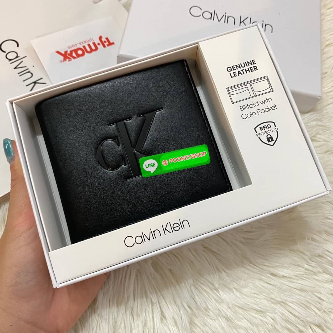 Calvin Klein Bifold Leather Short Wallet กระเป๋าสตางค์ใบสั้น และ ที่ใส่บัตรย่อยแบบเป็นสัดส่วน หนังดี นุ่มมือ รูปลักษณ์เรียบหรูแต่เท่ห์ตามแบบฉบับของแบรนด์Set นี้มาเท่าไรก็หมดคะ รีบจับจองนะคะ มาพร้อมถุงกระดาษแบรนด์และกล่องจ้า สุดคุ้มมอบให้เป็นของขวัญหรือใช้