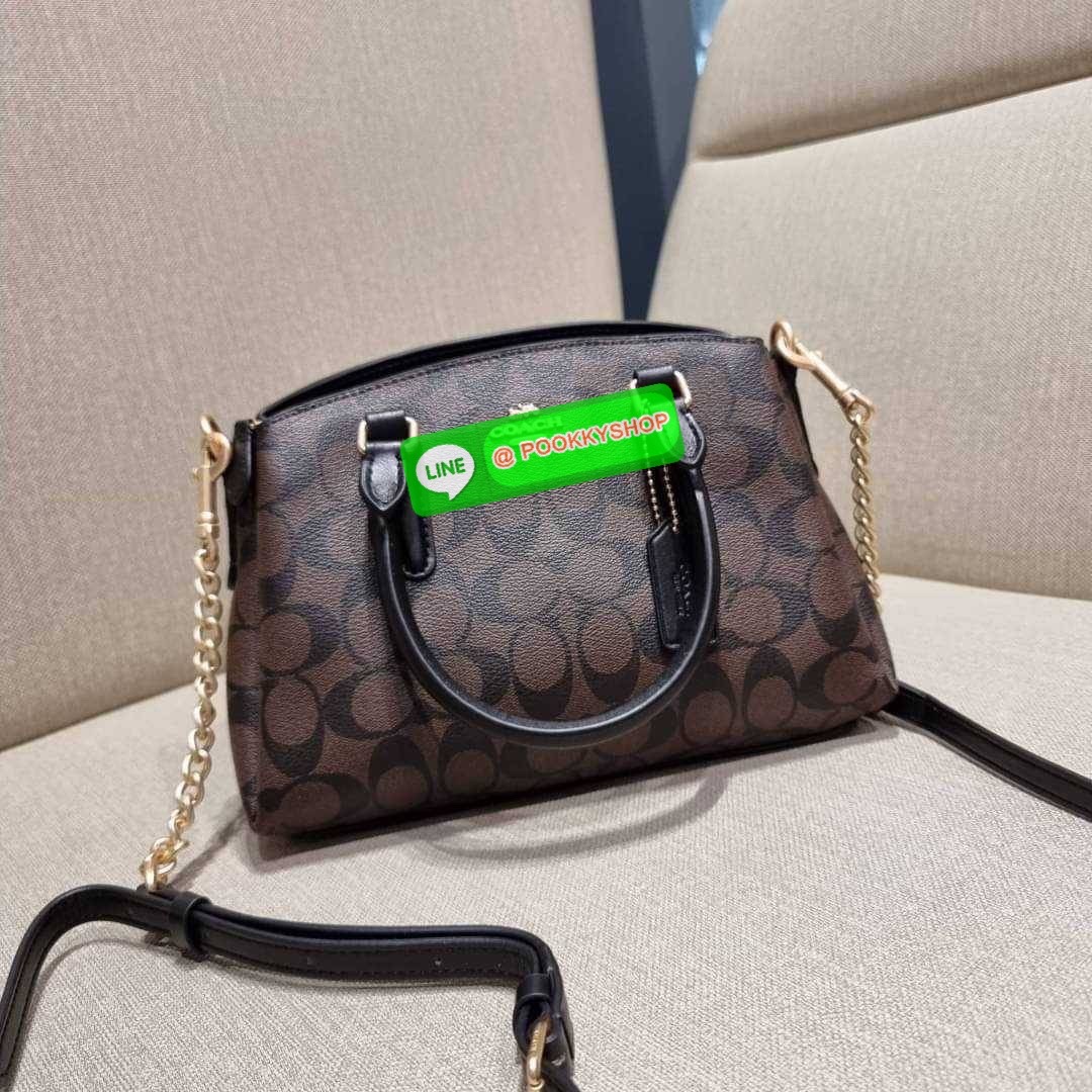 COACH F29434 MINI SAGE CARRYALL IN SIGNATURE CANVAS รุ่นยอดฮิต!! ที่สุดของกระเป๋าสะพายขายดี ต้องทรงถังมินิรุ่นนี้ วัสดุหนังแคนวาสเคลือบลาย สวย คลาสสิค มาพร้อมสายสะพายข้างและหูหิ้วในตัว ถอดออกถือคล้องแขนเก๋ๆ หรูๆยังได้ ภายในเป็นช่องโล่ง แบ่งสัดส่วนอย่างดี