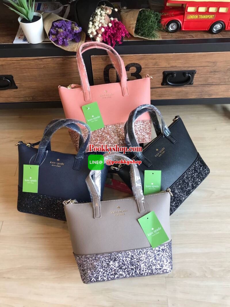 Kate Spade INA Greta Court Glitter Crossbody กระเป๋าถือหรือสะพายใบเล็ก วัสดุหนัง Saffiano สวยหรู ด้านหน้าประดับโลโก้สีทองสวย ก้นกระเป๋ามีดีเทลด้วยGlitter วิ้งๆดูหรู ภายในมีช่องซิปและช่องเล็ก สามารถใส่ ipad mini กระเป๋าสตางค์ใบยาวและของจุกจิกได้เยอะ มีหมุด