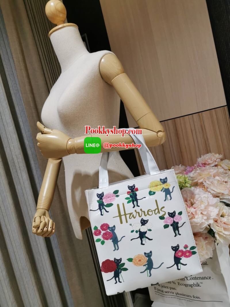 ลายนี้เข้าแล้วนะคะ! พร้อมส่งไอเท็มยอดนิยม! Harrods London Top-handle Shopping Bag กระเป๋า Shopping แบรนด์ดังจากอังกฤษรุ่นยอดนิยมวัสดุ PVC+Polyester 100% ของแท้เนื้อหนาอยู่ทรงกันน้ำ ขนาดกำลังดี น้ำหนักเบา เปิดปิดด้วยซิปสะดวกใช้หัวซิปปั้มโลโก้แบรนด์อะไหล่เง