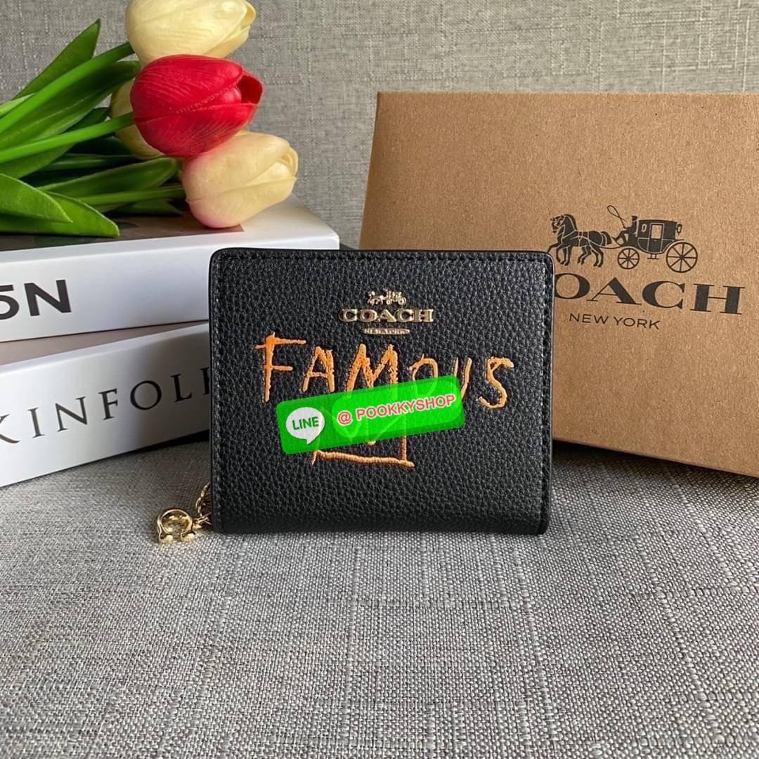 COACH X JEAN MICHEL BASQUIAT SNAP WALLET (COACH C5614) 🛍กระเป๋าสตางค์ใบเล็ก พกพาสะดวก วัสดุหนังแท้ ทนทาน เปิด-ปิดด้วยกระดุม ภายในมีช่องใส่บัตร ใส่ธนบัตรได้ทุกชนิด พร้อมช่องซิปแยกใส่เหรียญคะ